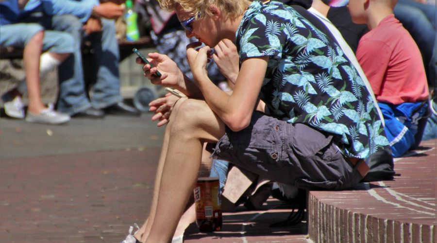 Κόλλημα με το κινητό οδηγεί 1 στους 10 έφηβους σε «ανορθόδοξες» δίαιτες