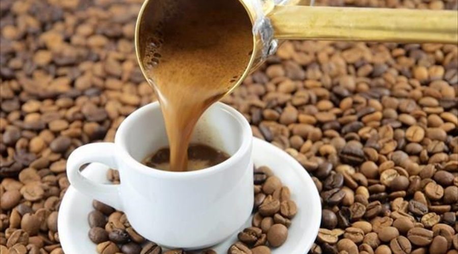Μικρότερος ο κίνδυνος πρόωρου θανάτου για όσους πίνουν καφέ, ακόμη και με ζάχαρη, σύμφωνα με μελέτη