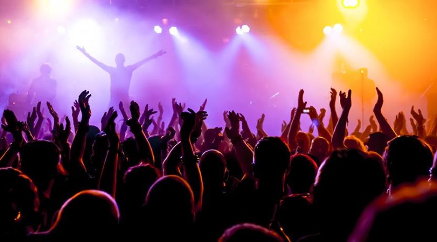Συναυλίες και ταξίδια φέρνουν στην Ευρώπη νέο κύμα κορωνοϊού