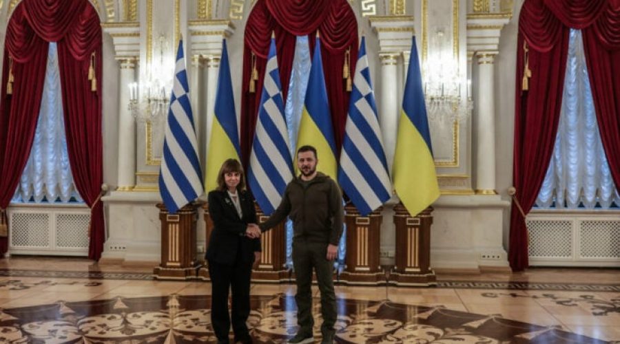 Σακελλαροπούλου με Ζελένσκι: Αμέριστη υποστήριξη στον ουκρανικό λαό