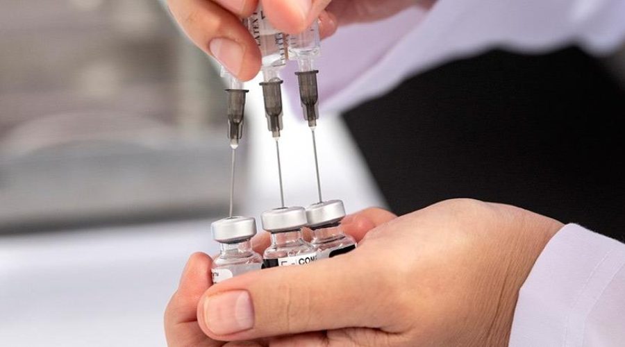 CDC: Βελτιώνουν την προστασία κατά της Covid τα επικαιροποιημένα εμβόλια